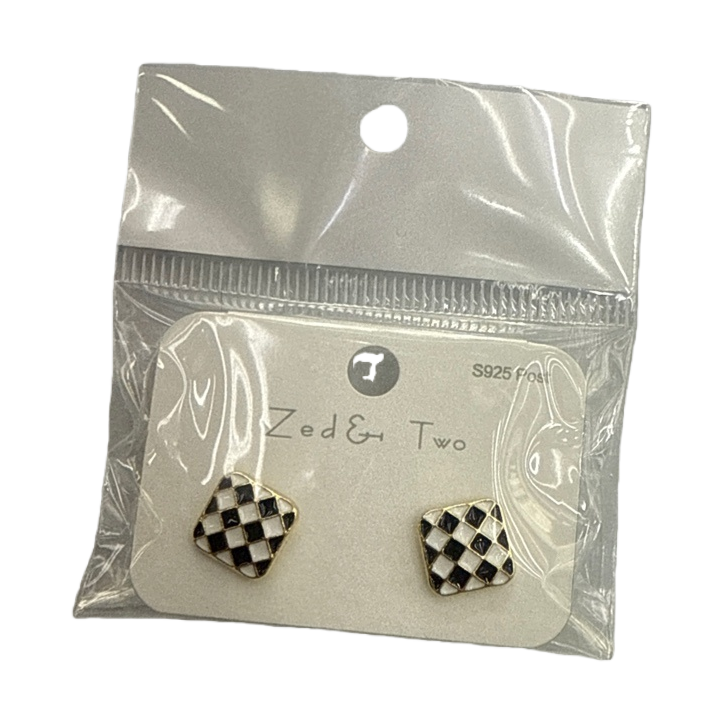 Black and white checkered geometric style stud earrings are fashionable, simple and versatile Item Picture