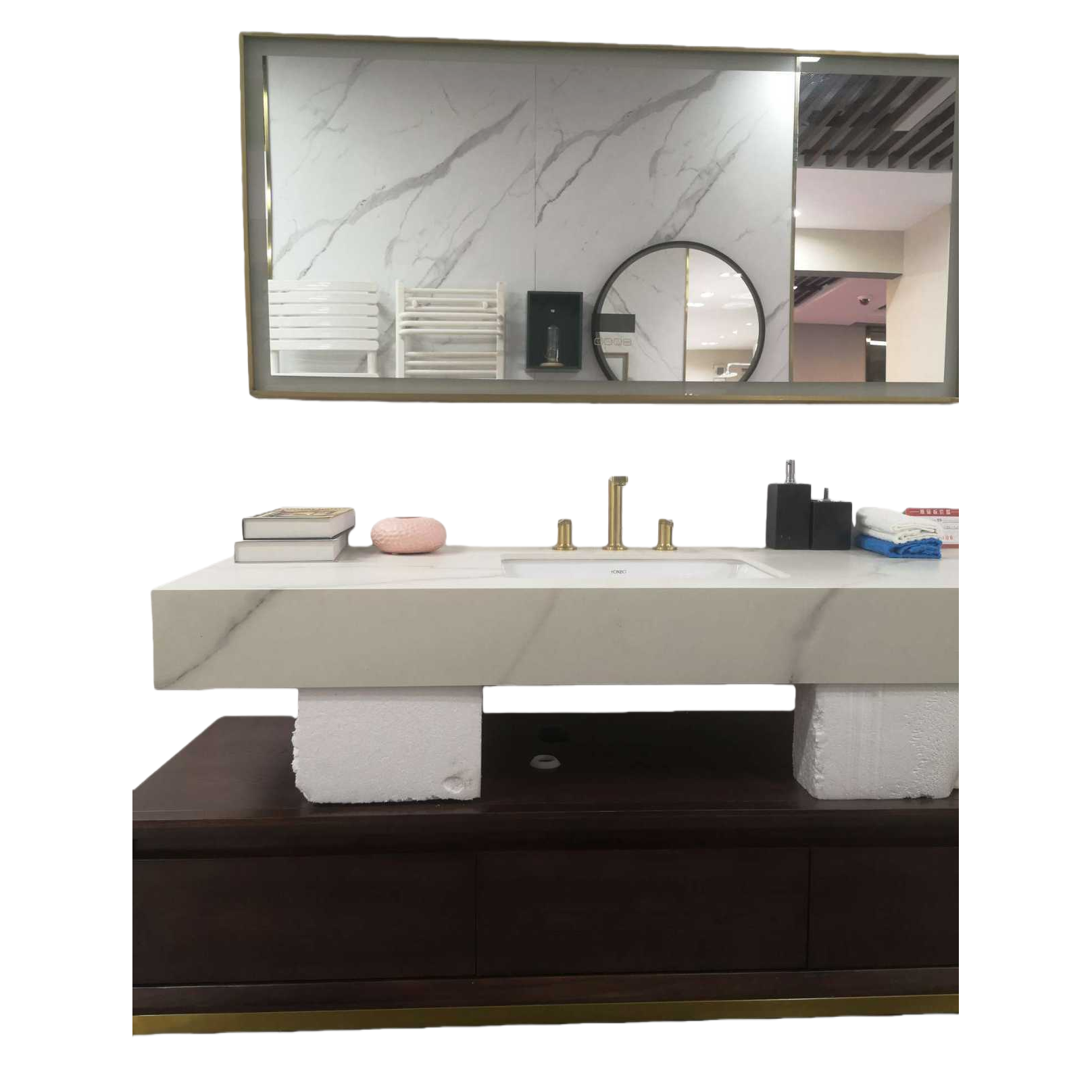 A modern and simple bathroom cabinet with a white marble countertop, a washbasin and an integrated ceramic basin Item Picture