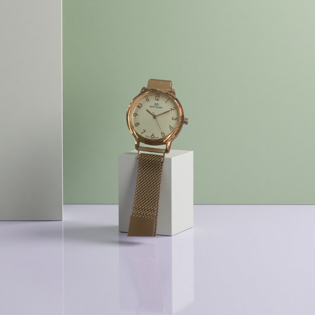 A fashionable and simple ladies' wristwatch with a golden case, white dial and metal mesh strap