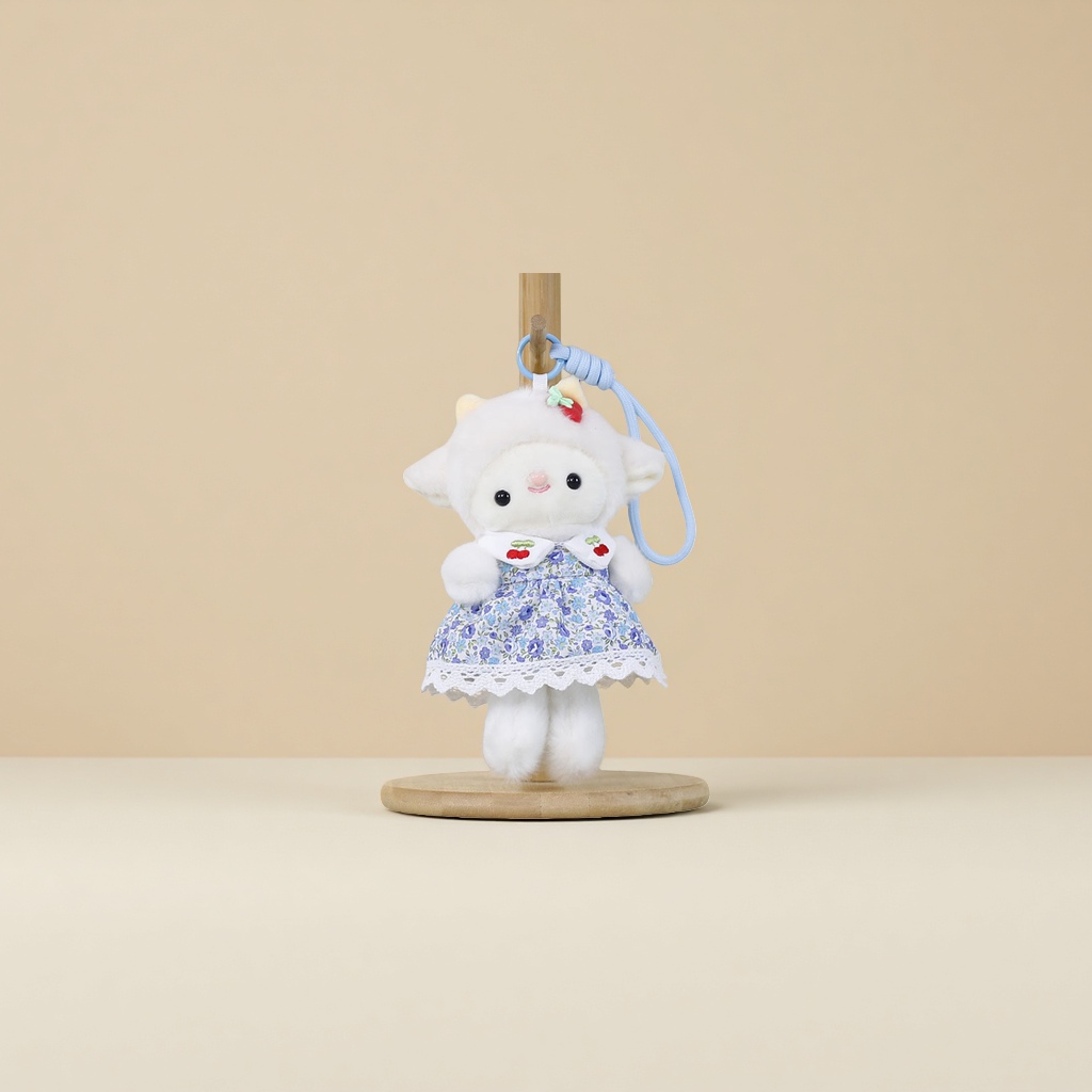 A cute and adorable white plush little lamb pendant, a keychain and car bag decoration Application Scenario