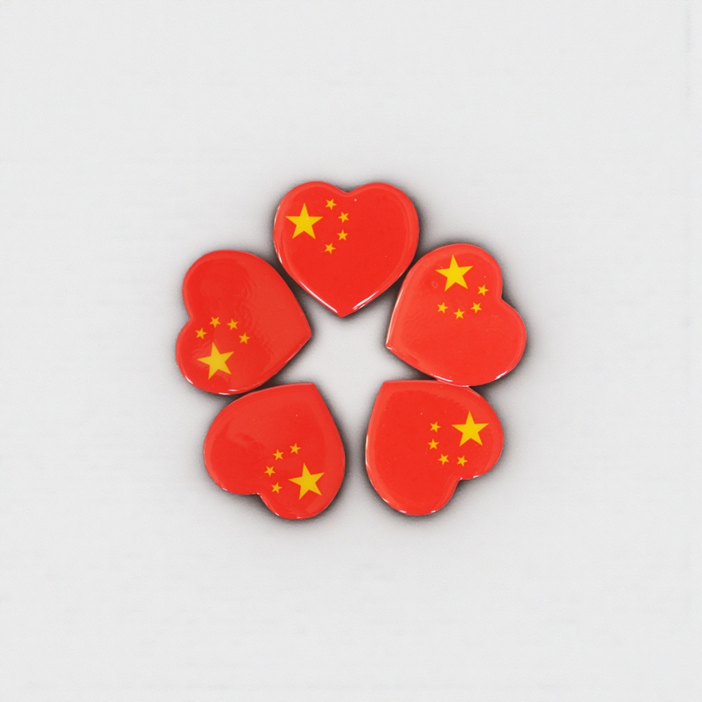 红色心形中国国旗徽章 金属质感 胸针别针 国庆节爱国装饰