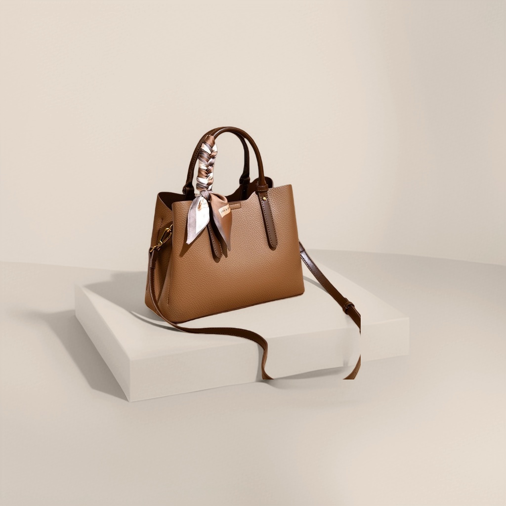 Bolso con textura marrón con bandolera desmontable decorada con pañuelo Application Scenario
