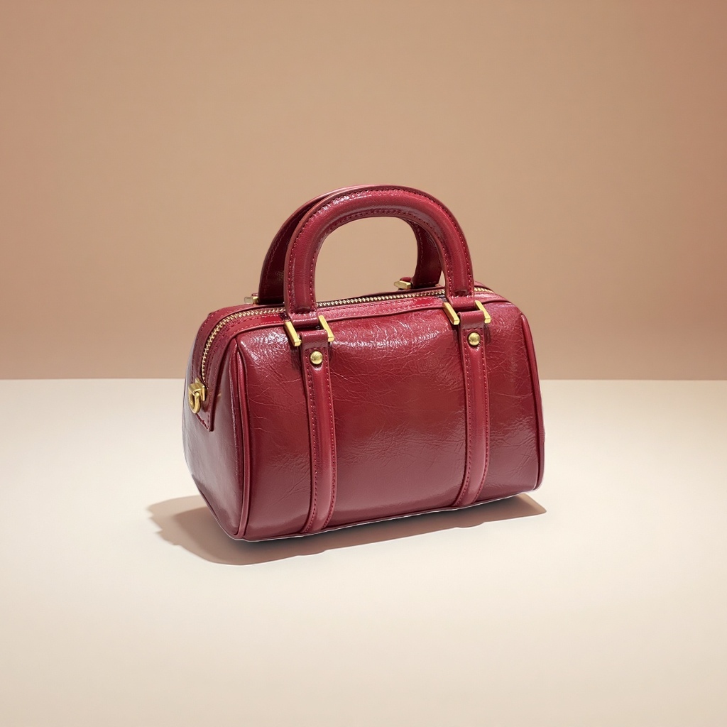 This red handbag is a fashionable and versatile single-shoulder crossbody bag for women