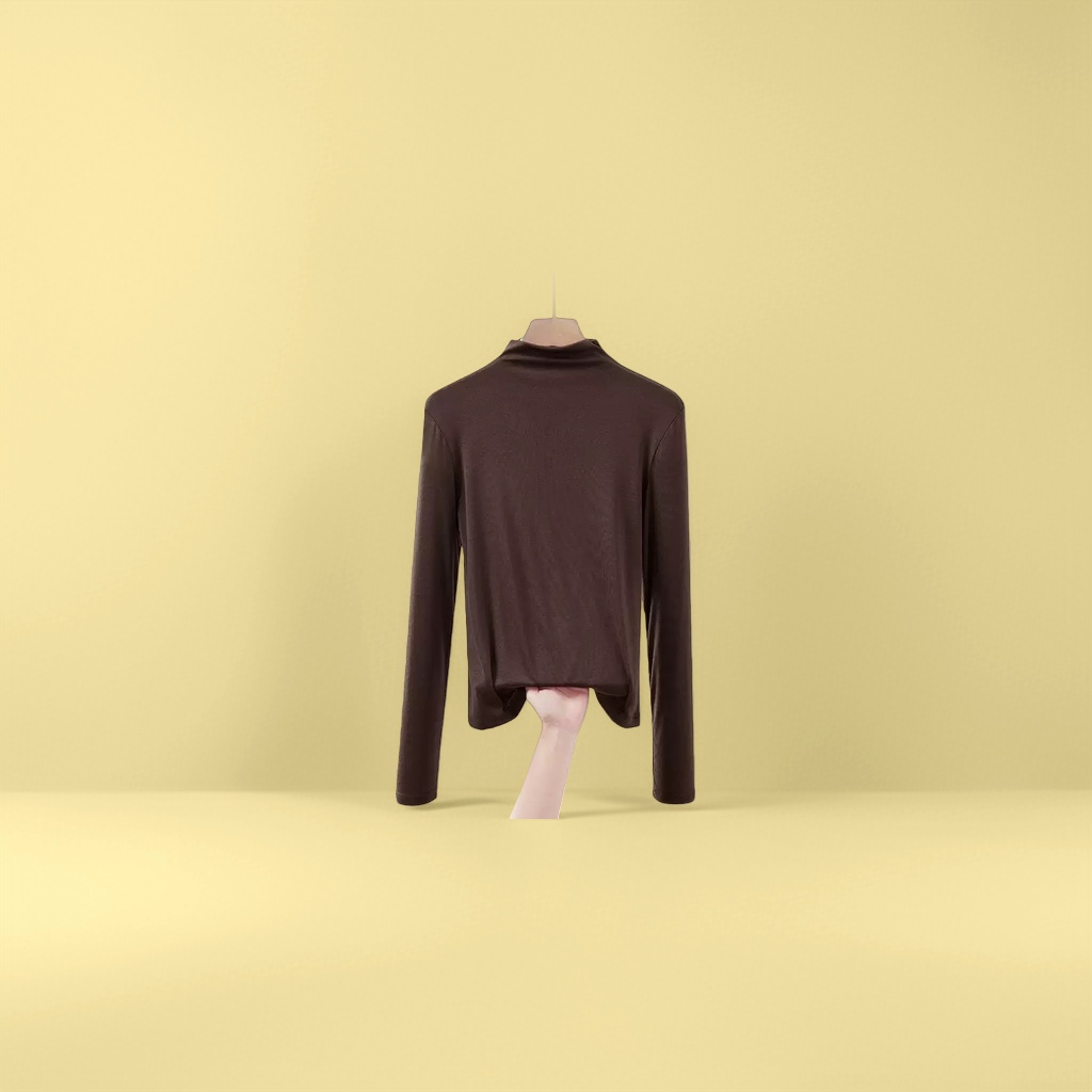 A brown high-neck long-sleeved top is slimming and form-fitting. A solid-colored base layer is worn as an inner layer for autumn and winter
