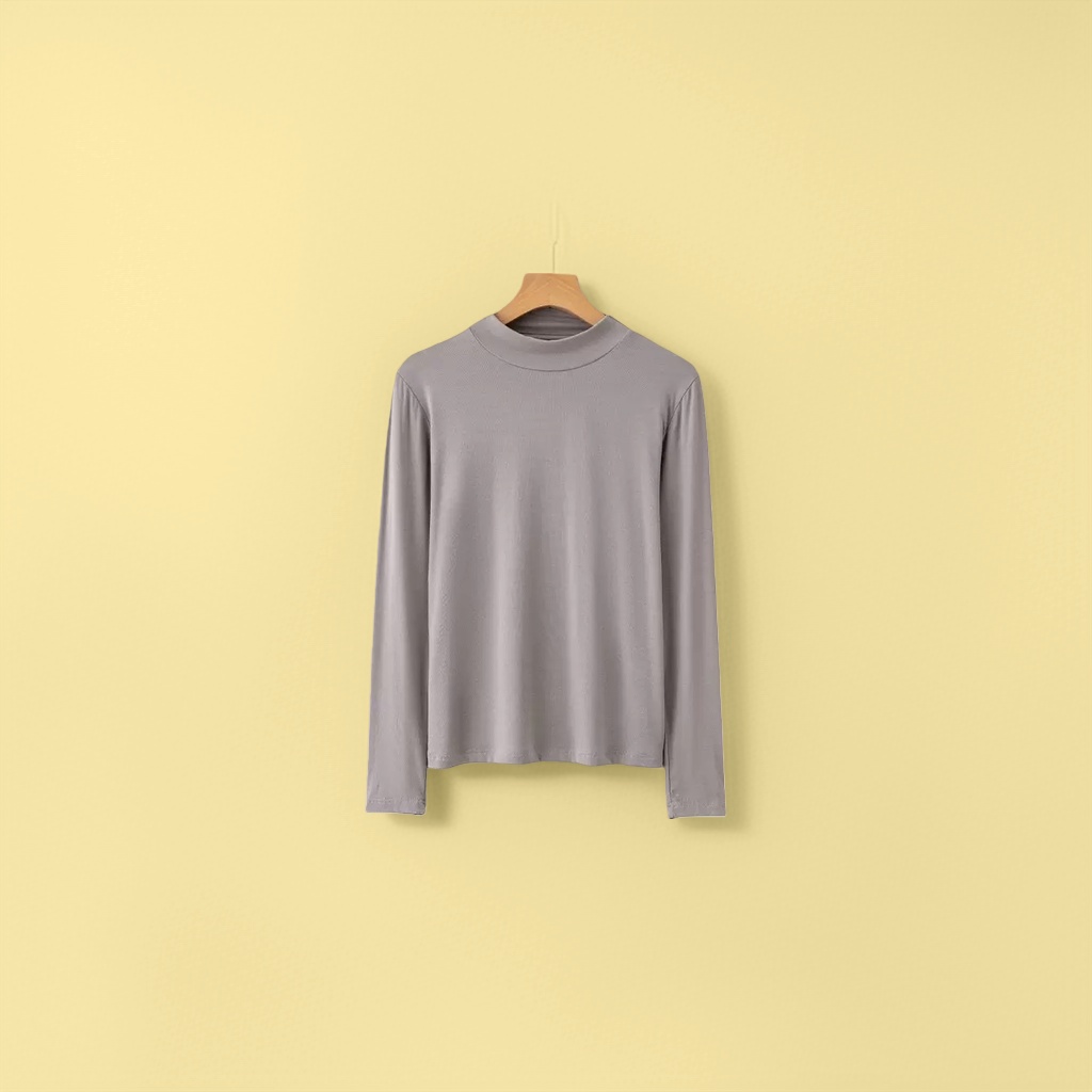 A medium-gray long-sleeved muscular base layer, a slimming and warm base layer, is a basic inner layer for women's sports