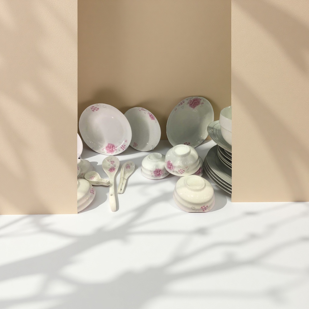 白色带粉玫瑰花纹陶瓷餐具套装