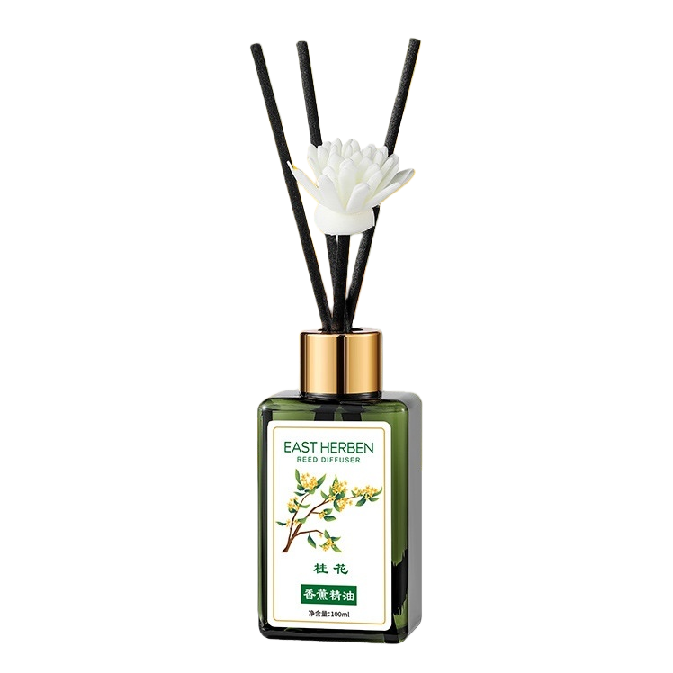 绿色玻璃瓶装香薰精油+黑色香薰棒，瓶身贴有“EAST HERBEN REED DIFFUSER”标签，配白色莲花造型装饰，背景为桂花枝叶特写。白底实物图