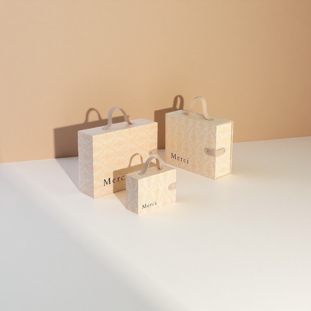 Beige Merci caja de regalo cuadrada de tres piezas cuero marrón claro asa con cierre blanco stand