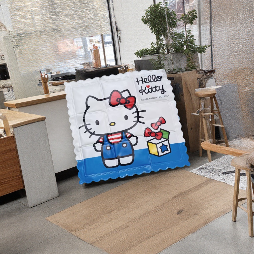 Hello Kitty白色波浪边冰垫 卡通凯蒂猫蓝背带裤红白条纹衫彩积木白蓝背景