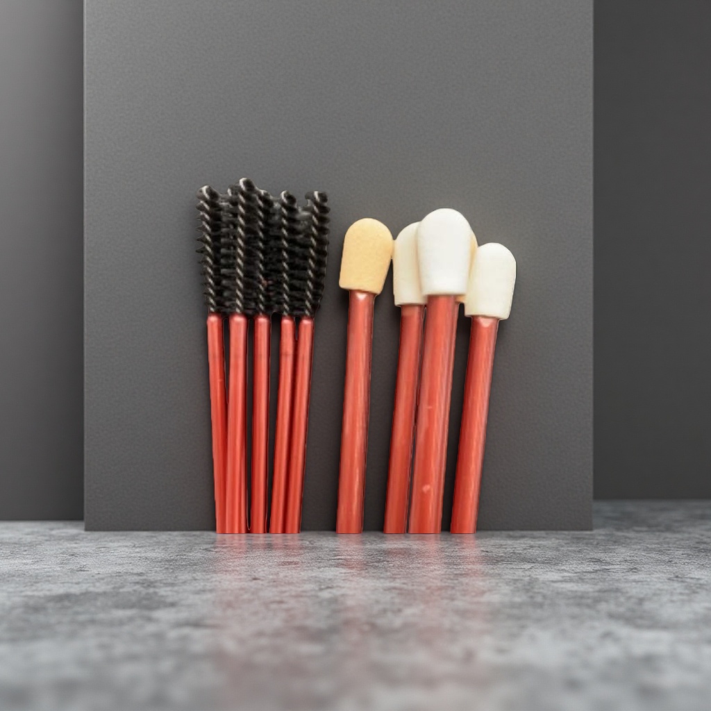 Herramienta de limpieza con mango rojo con cabezal de cepillo negro y cabezal de algodón blanco y amarillo Application Scenario