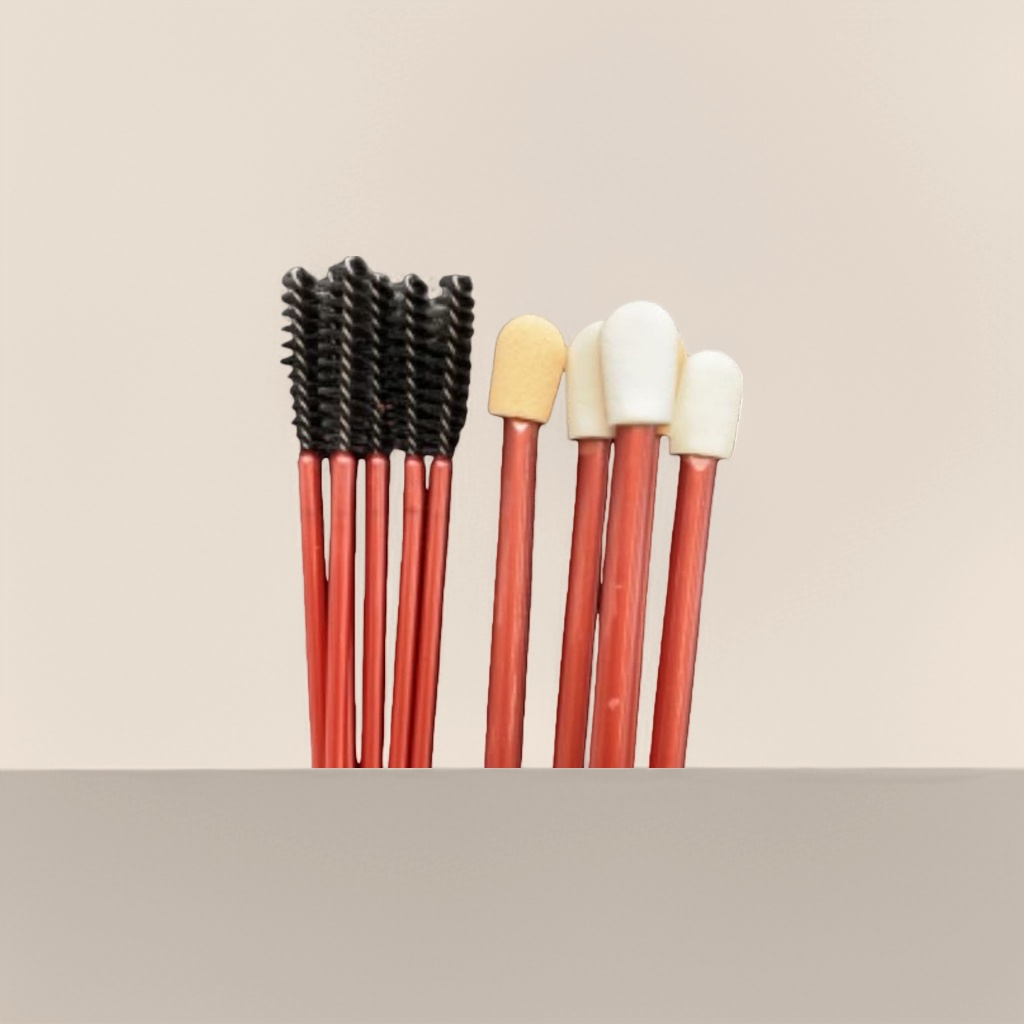 Herramienta de limpieza con mango rojo con cabezal de cepillo negro y cabezal de algodón blanco y amarillo Specification image