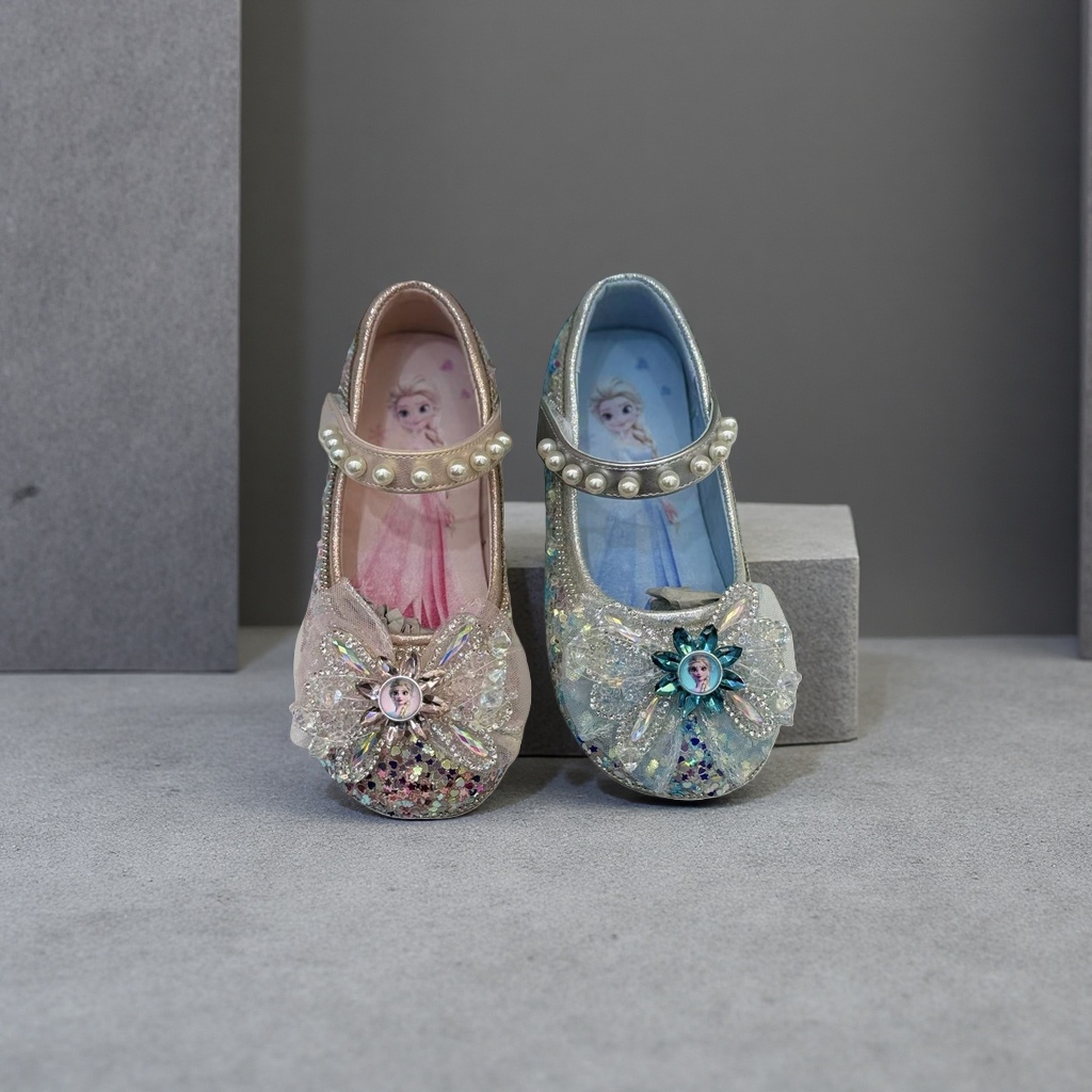 Disney's Frozen princess shoes for girls are decorated with pink and blue sequins Application Scenario