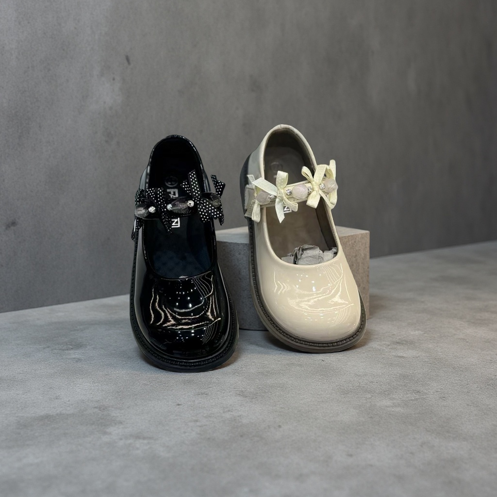 Black glossy Mary Jane shoes, beige glossy Mary Jane shoes, women's retro single shoes Application Scenario