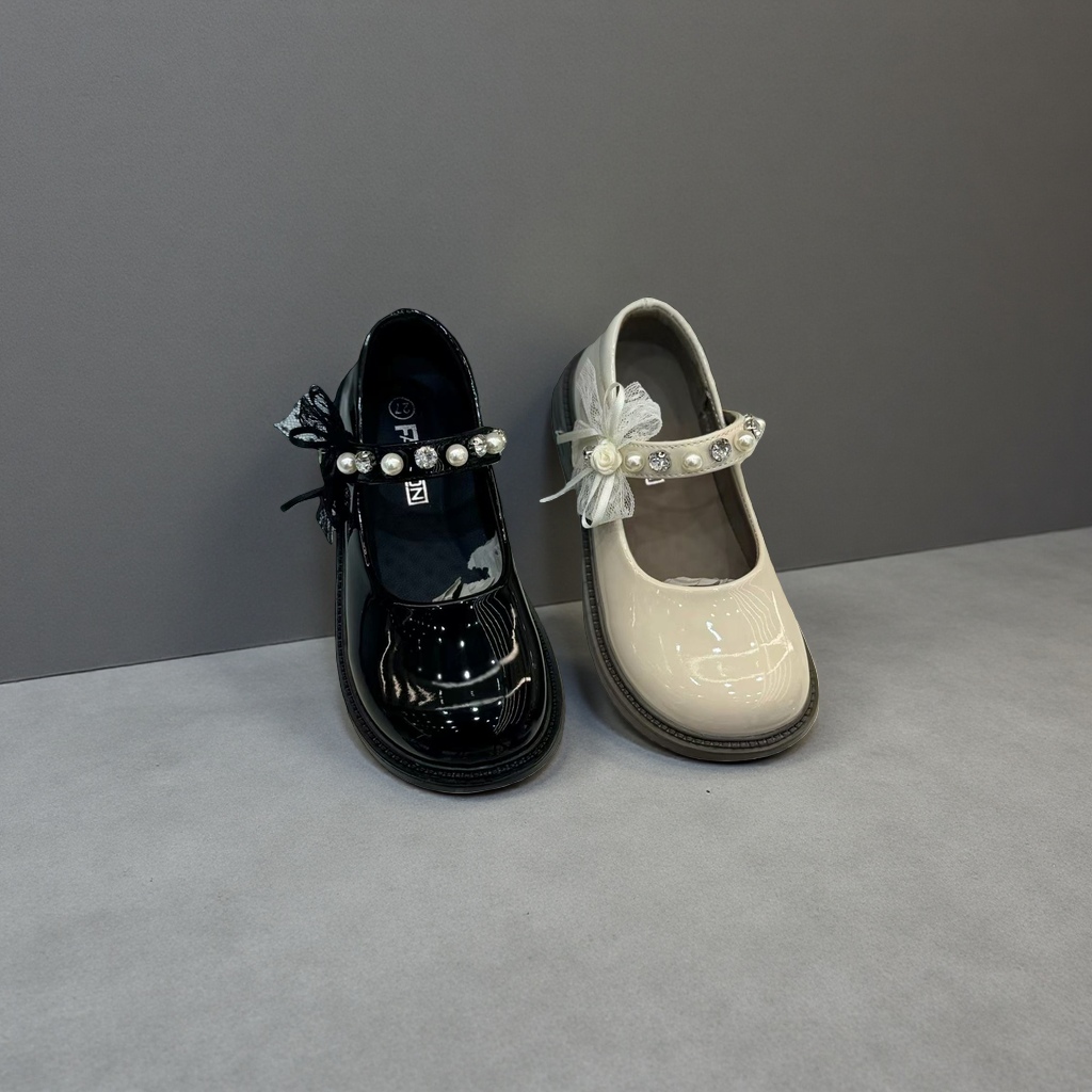 Black and off-white glossy Mary Jane shoes for women's retro commuting single shoes Application Scenario