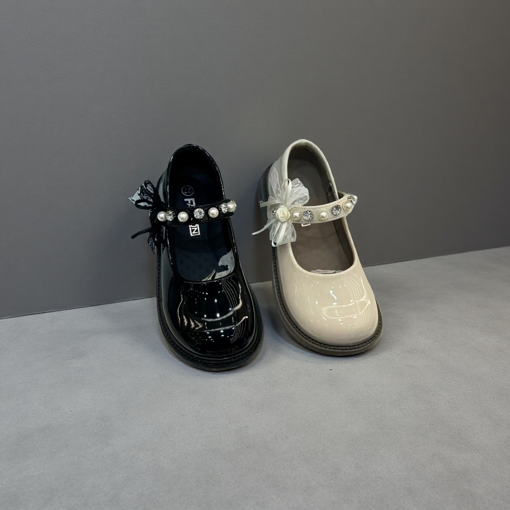 Black glossy and off-white glossy Mary Jane shoes, women's retro round-toed, chunk-heeled single shoes Application Scenario