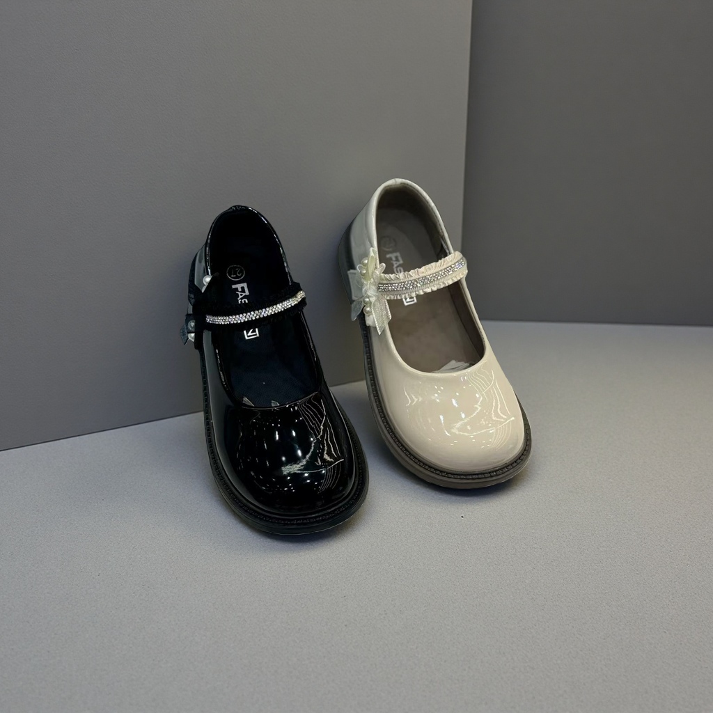 Black glossy and off-white glossy Mary Jane shoes, women's genuine leather retro commuter single shoes Application Scenario