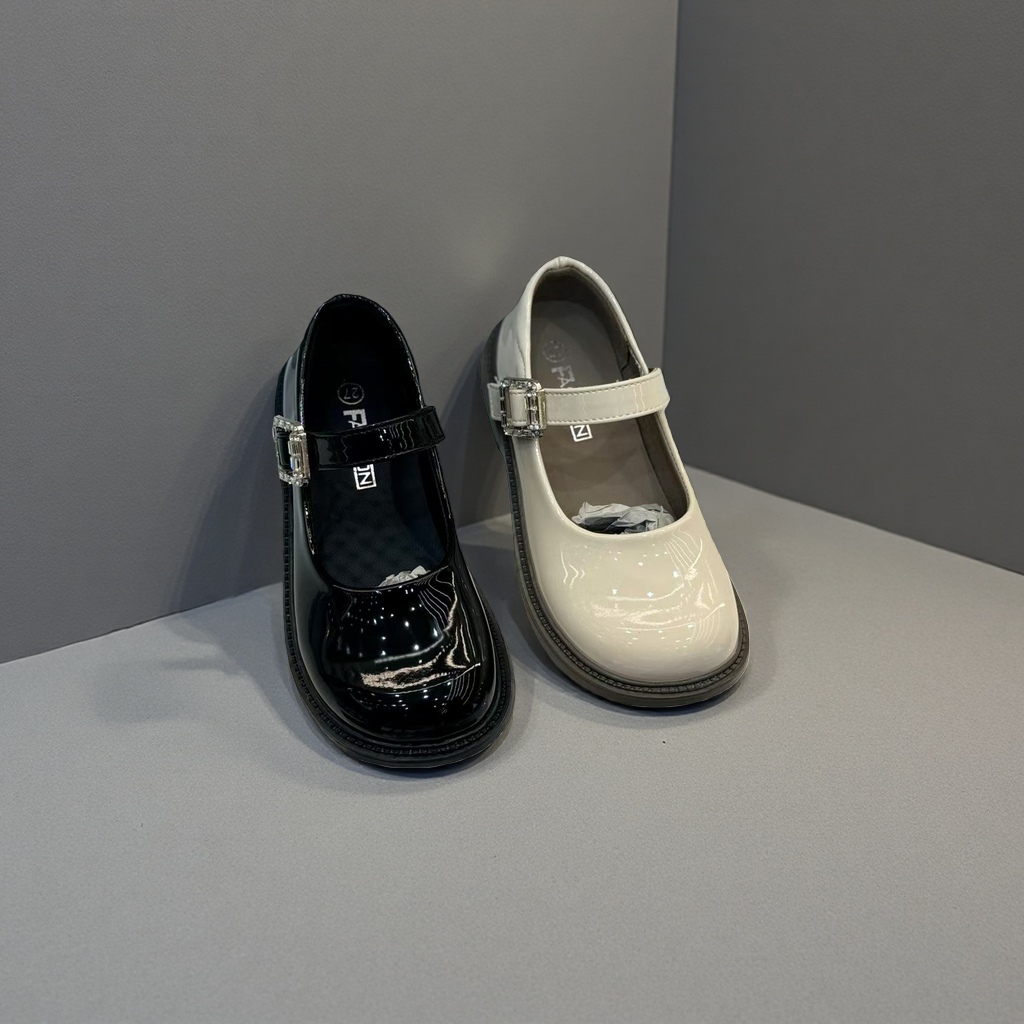 Patent leather Mary Jane shoes, black and beige contrasting color women's retro commuter single shoes Application Scenario