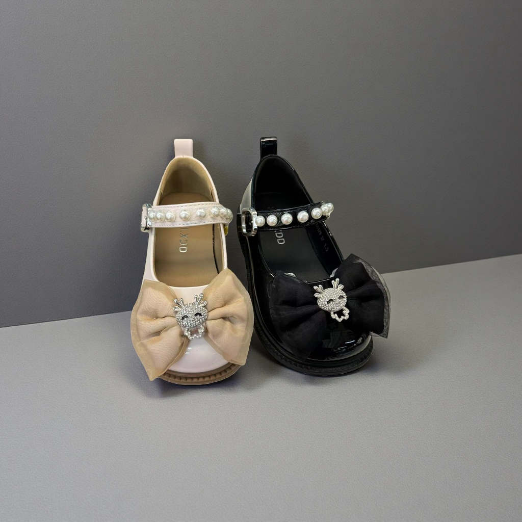 White and black pearl-decorated bow girls' shoes Application Scenario