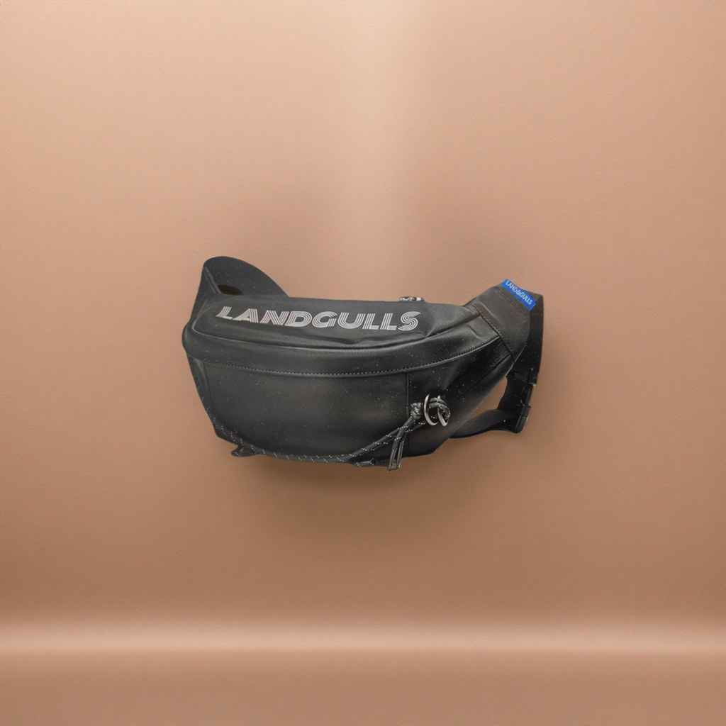 This black waist bag is a lightweight and multi-functional crossbody bag for both men and women, and can be adjusted