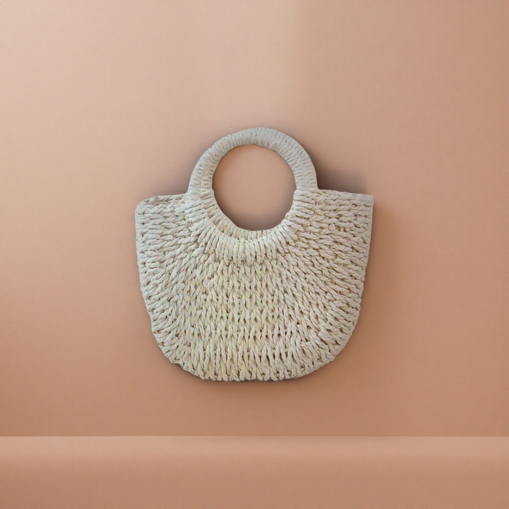 This beige woven handbag is a simple and fashionable single-shoulder bag for women's commuting