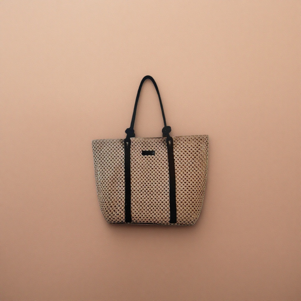 Beige woven handbag with black knot handle, simple and fashionable single-shoulder bag for ladies Application Scenario