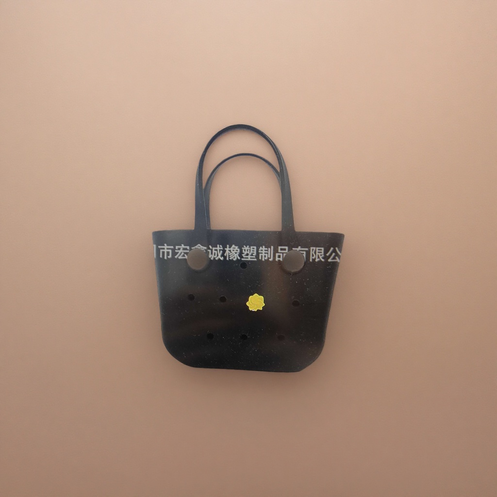 This black handbag is simple, versatile, fashionable, lightweight and has a large capacity for women's commuting Application Scenario