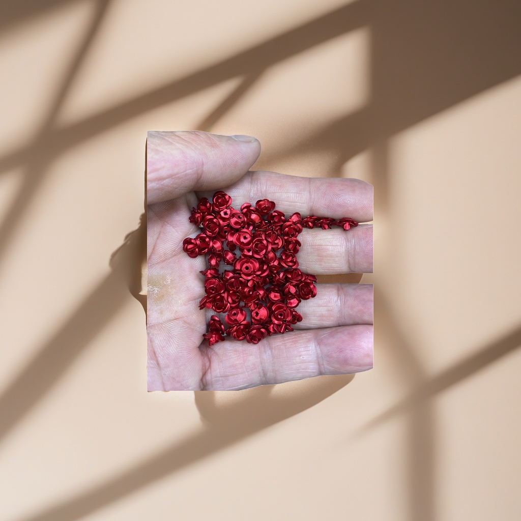 Red rose-shaped jewelry, exquisite metallic texture, fashionable accessories, cute and romantic style details Picture