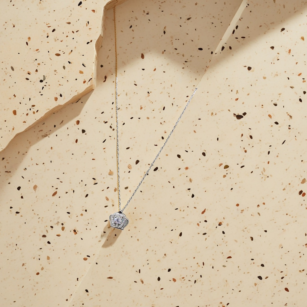 The silver chain necklace and crown-shaped pendant are exquisite, light luxury, fashionable and versatile details Picture