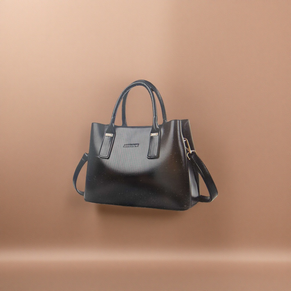 This black handbag is a simple and versatile commuter single-shoulder tote bag for women