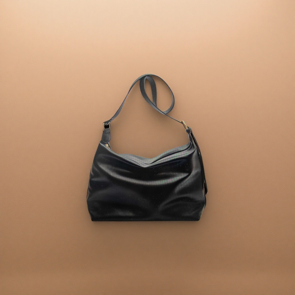 Black leather crossbody bag is a versatile, fashionable and lightweight commuting single-shoulder bag for women Specification image