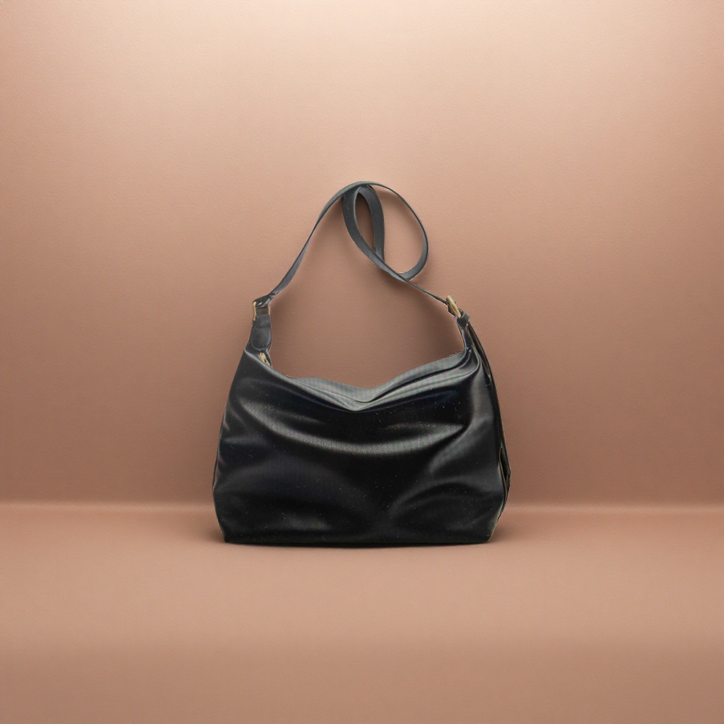 Black leather crossbody bag is a versatile, fashionable and lightweight commuting single-shoulder bag for women details Picture