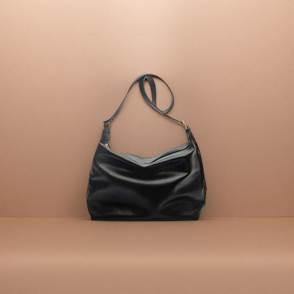 Black leather crossbody bag is a versatile, fashionable and lightweight commuting single-shoulder bag for women