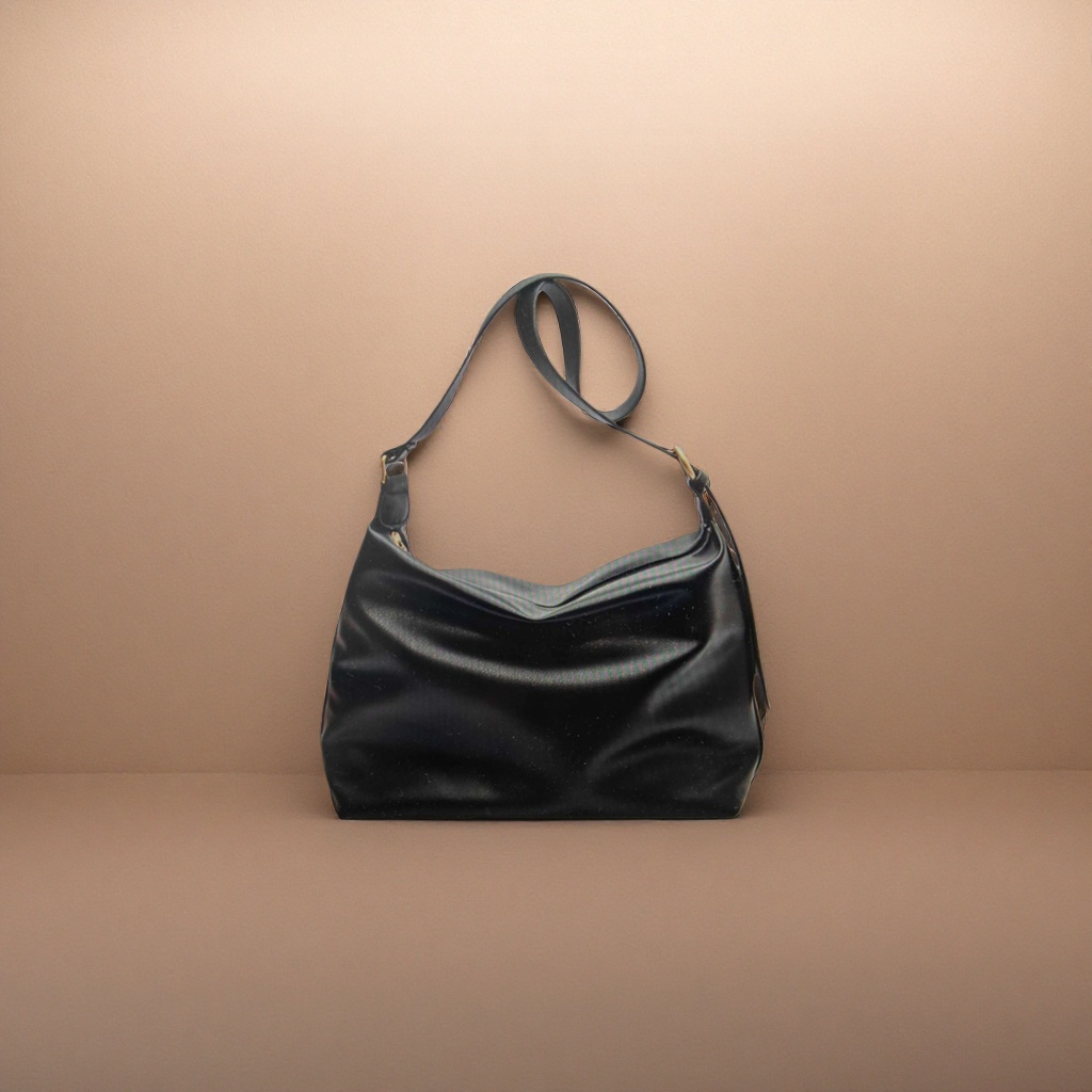 Black leather crossbody bag is a versatile, fashionable and lightweight commuting single-shoulder bag for women Application Scenario