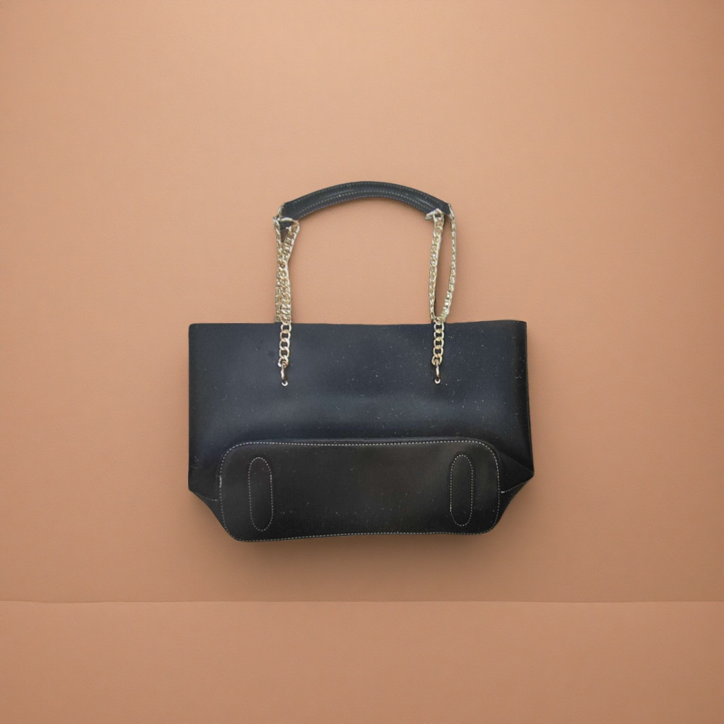 Black handbag, leather, large-capacity business trip tote bag Application Scenario