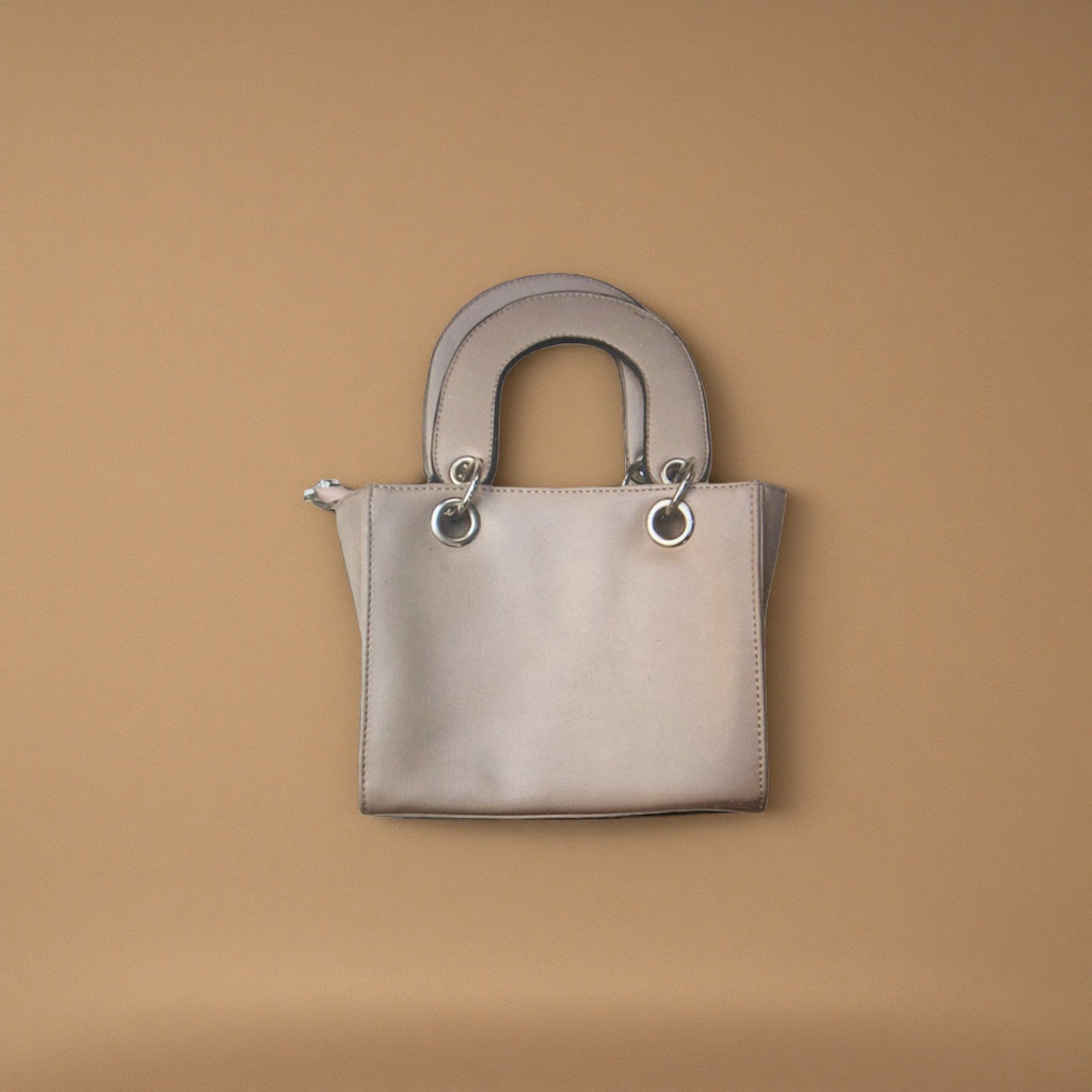 Beige genuine leather handbag, a simple and elegant single-shoulder bag for commuting ladies Application Scenario
