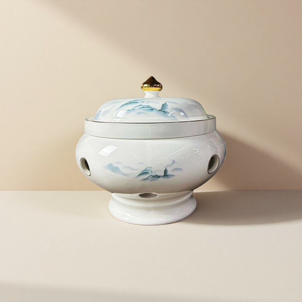 Blue and white landscape patterned porcelain covered bowl, ceramic tea set, Gongfu tea set, tea bowl with lid, household tea brewing vessel Application Scenario