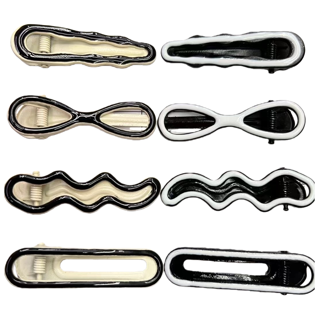Black and white wavy hair clips are fashionable and simple ladies' headwear and versatile bangs clips Item Picture