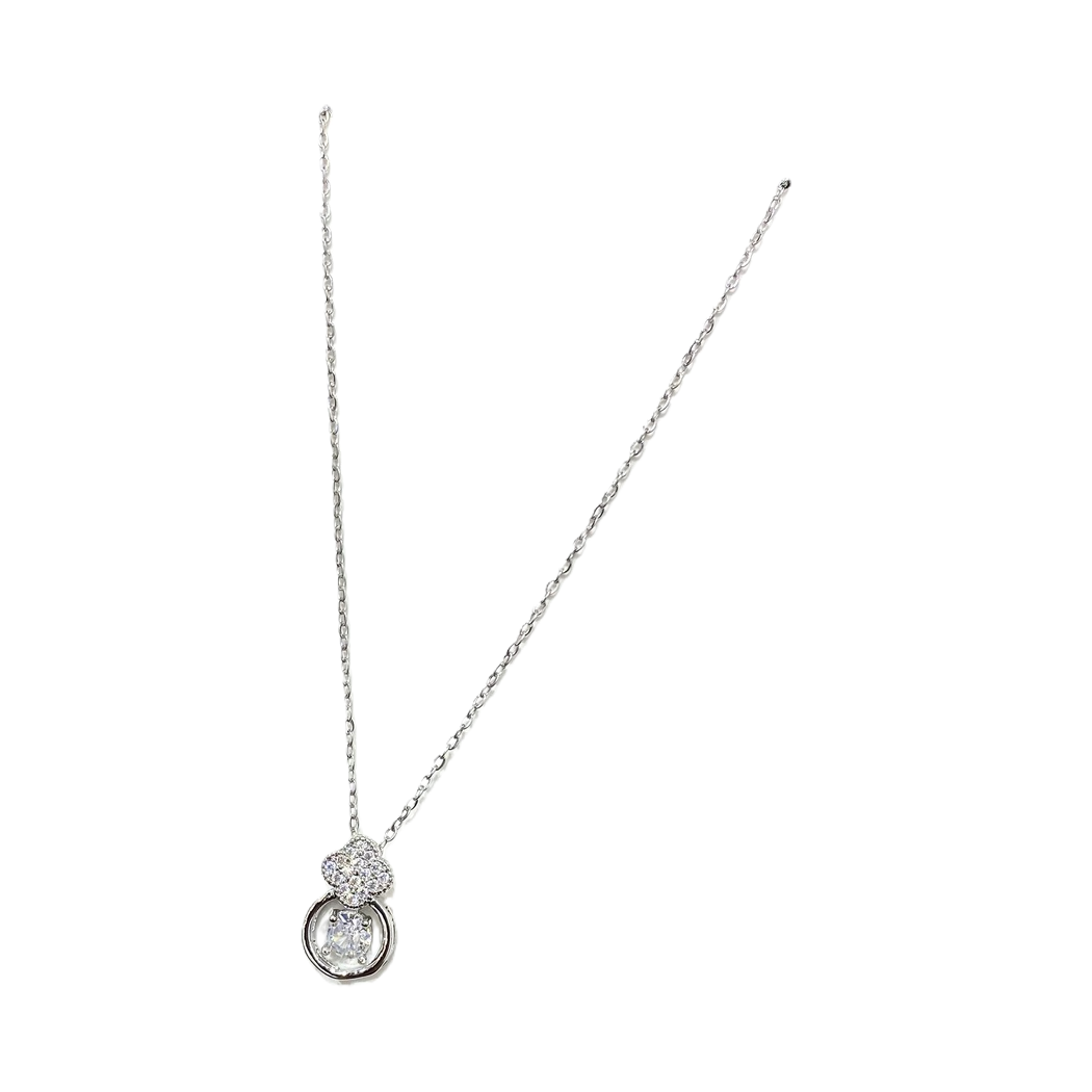 A simple, fashionable and versatile women's accessory with a silver necklace and pendant Specification image
