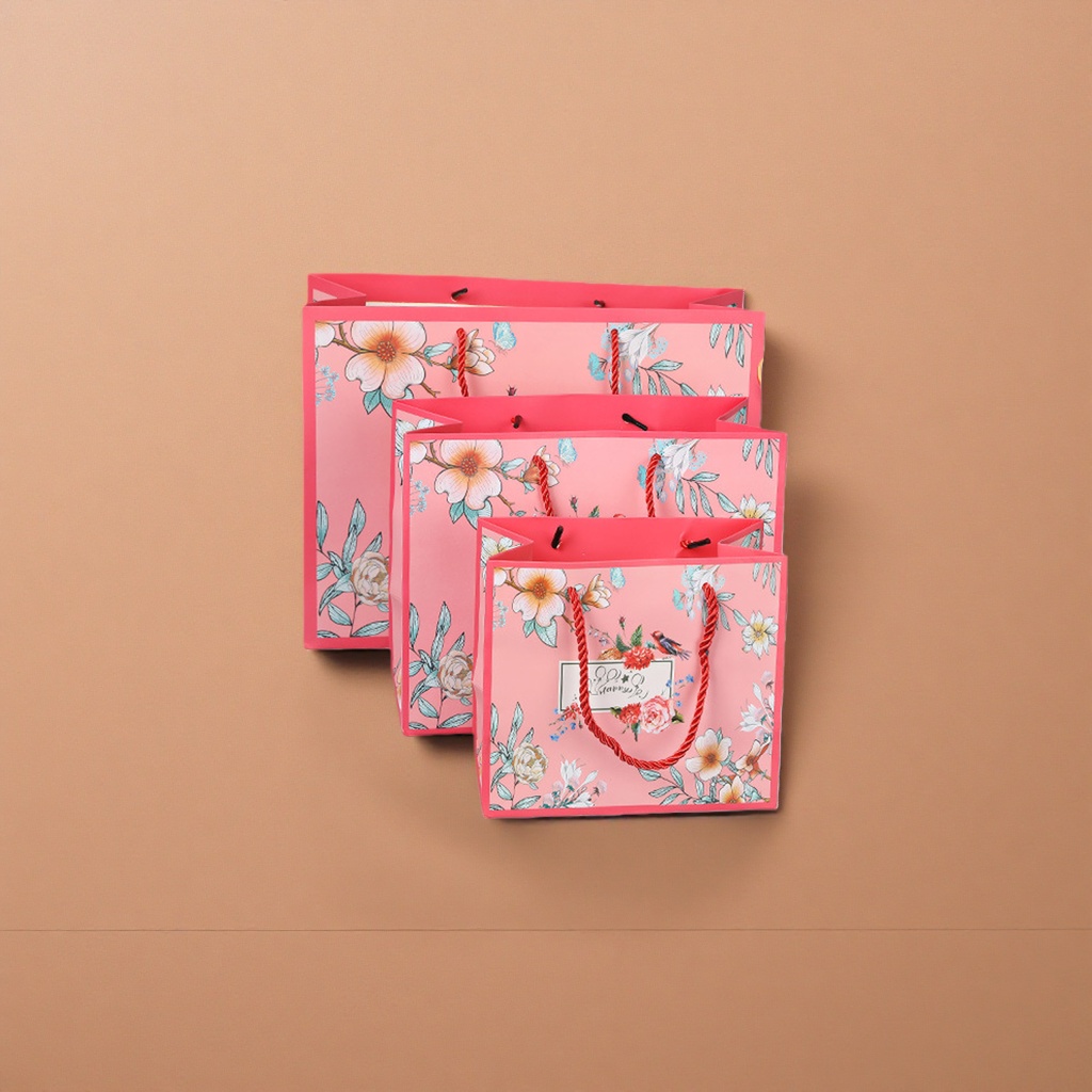 Pink floral pattern gift bags, hand-held paper bags, packaging bags for giving gifts, available in large, medium and small sizes Application Scenario