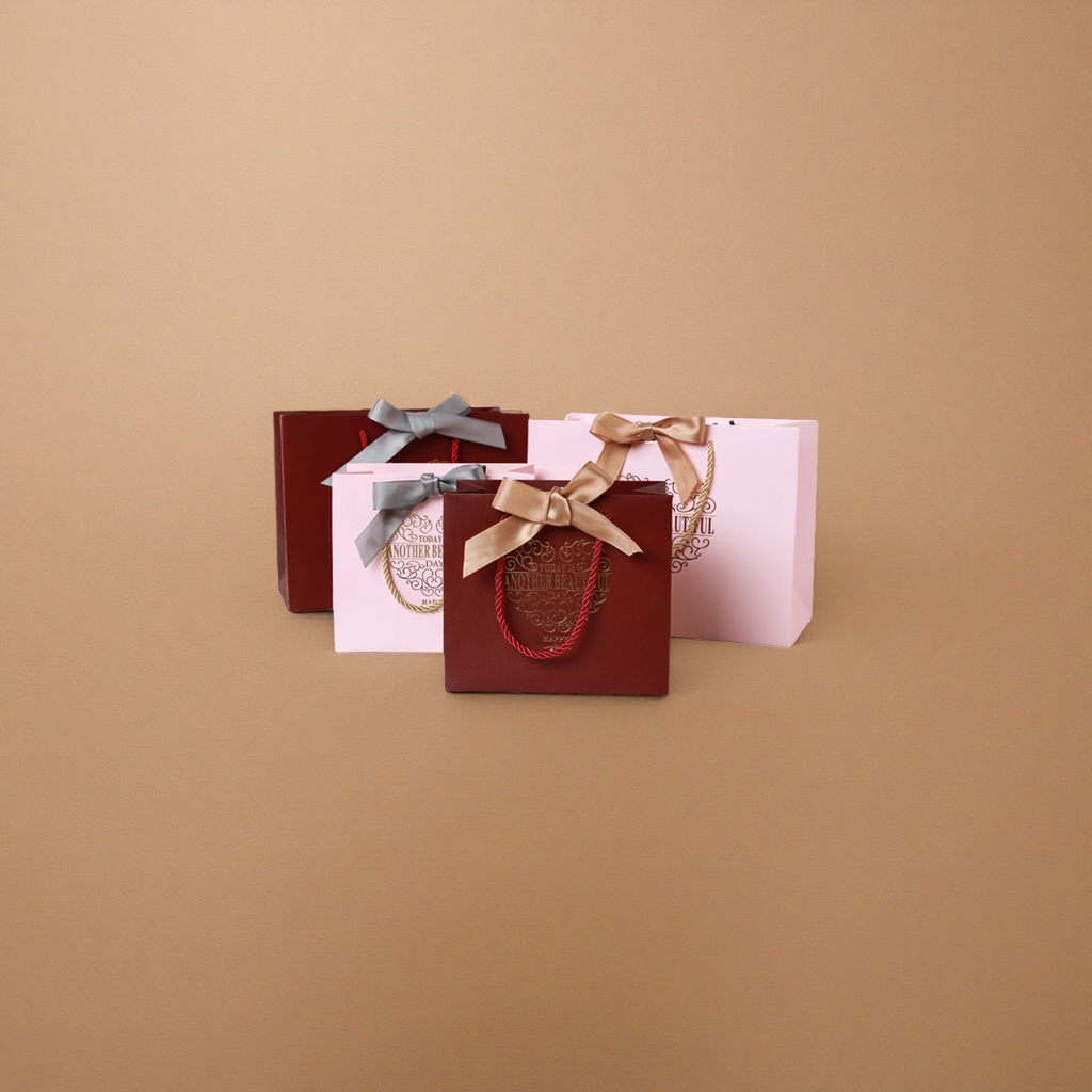 Red and pink two-color gift bags, large hand-held paper bags, wedding and birthday party packaging bags Application Scenario