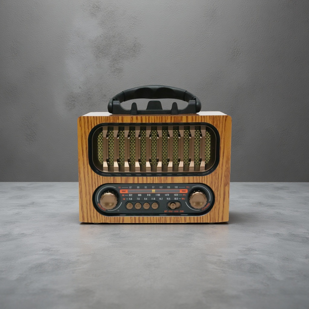 The wooden retro portable radio, an old-fashioned and nostalgic Bluetooth FM radio, is small, lightweight and has a long battery life Application Scenario