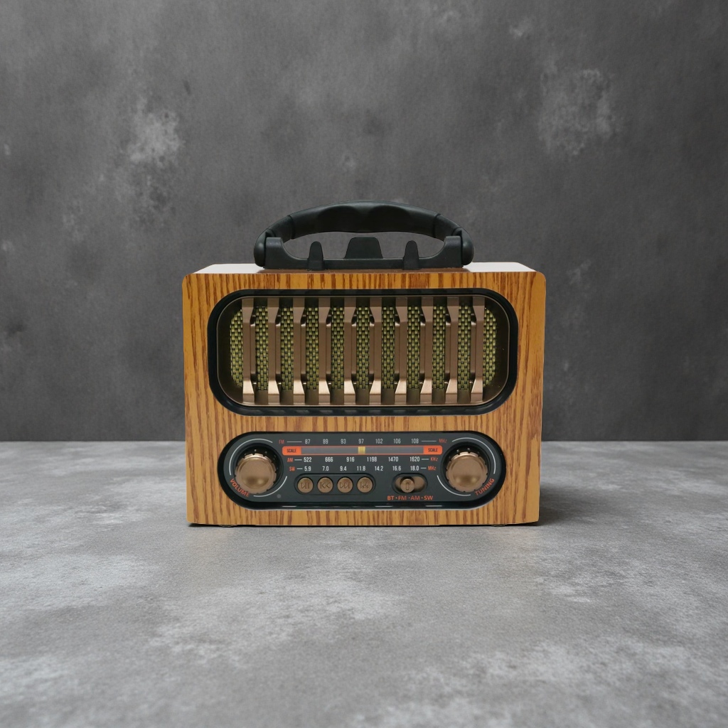 The wooden retro portable radio, an old-fashioned and nostalgic Bluetooth FM radio, is small, lightweight and has a long battery life The wooden retro portable radio, an old-fashioned and nostalgic Bluetooth FM radio, is small, lightweight and has a long battery life