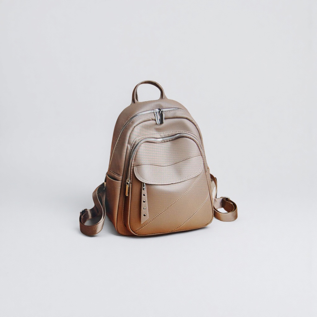 The beige leather backpack is simple and fashionable. It is a large-capacity, lightweight travel backpack for student commuting Application Scenario