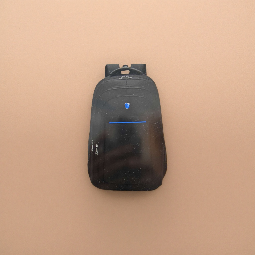 The black nylon waterproof commuting backpack is lightweight, wear-resistant and has a large capacity Application Scenario