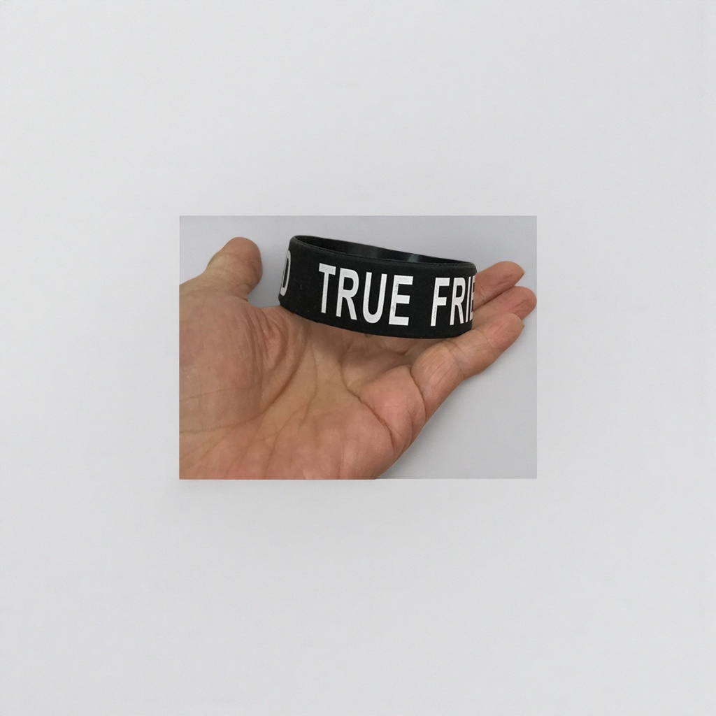 黑色手环印白色TRUE FRI字样手持展示款