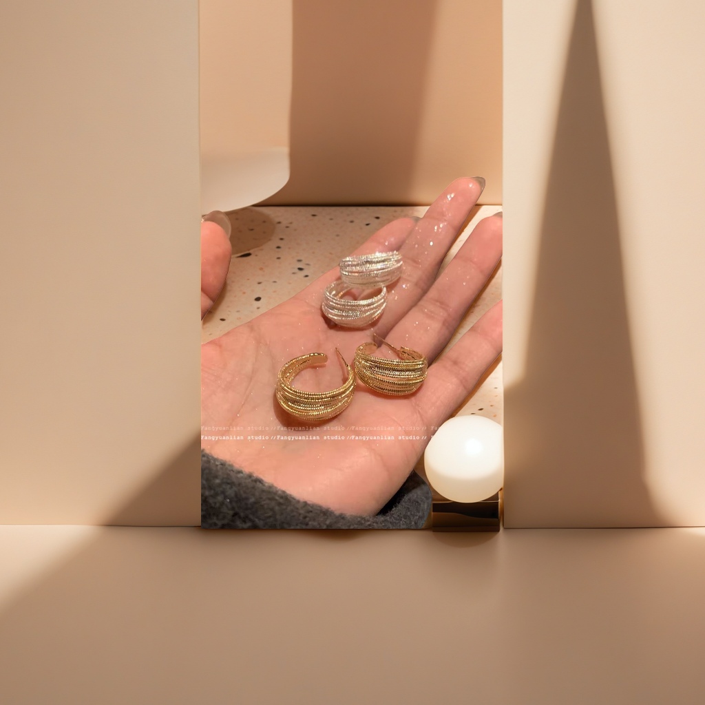 金色银色螺旋纹耳环手掌展示款
