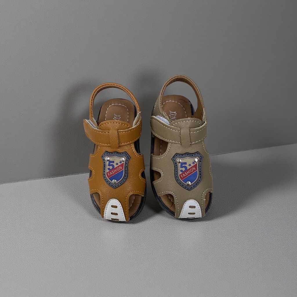 棕色与米色儿童凉鞋带盾形5 FASHION徽章装饰