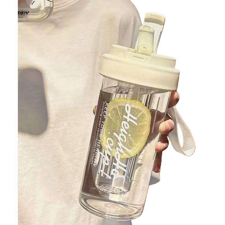 透明水杯带柠檬片和白色杯盖白底实物图