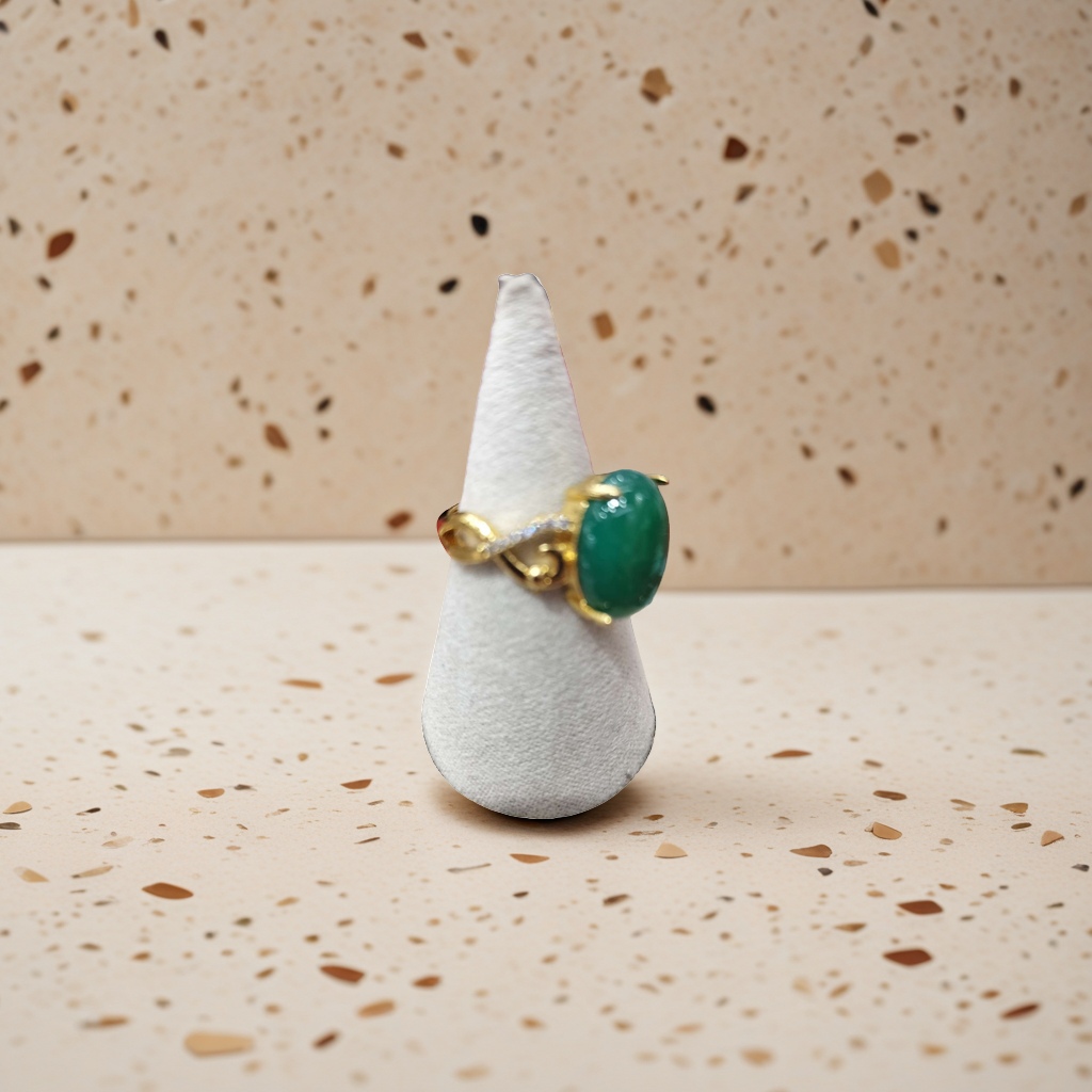 The green gemstone ring is fashionable, simple and versatile for women, set with natural stone Specification image