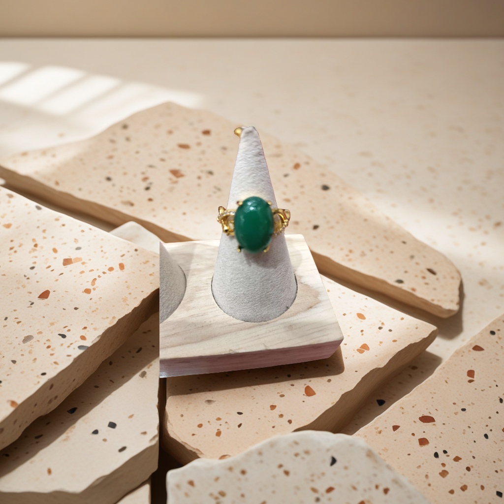The green gemstone ring is fashionable, simple and versatile for women, set with natural stone